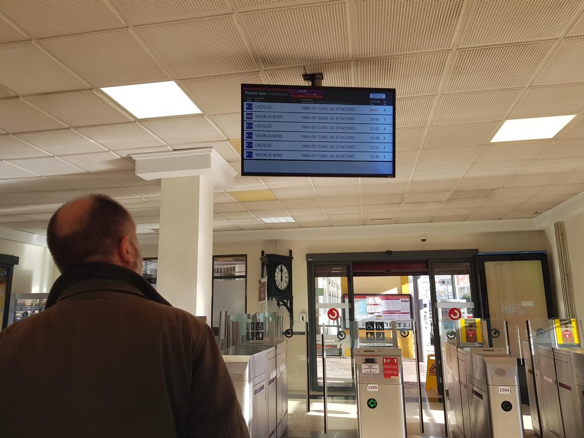 Un viajero, mirando los horarios.