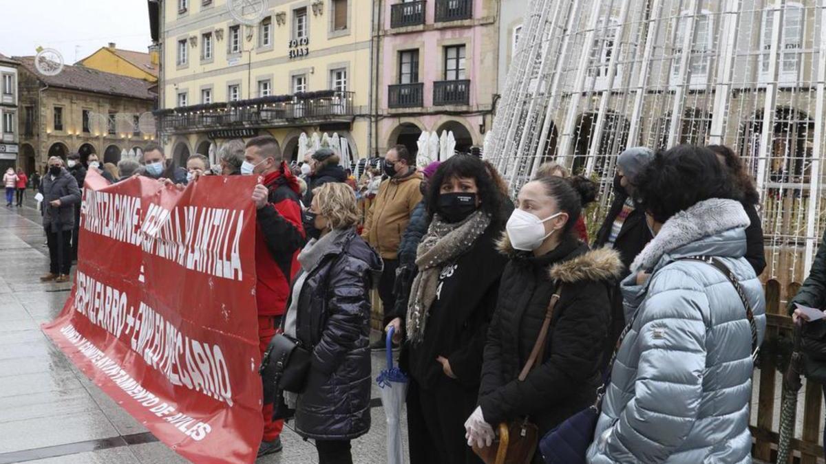 Protesta de trabajadores del Ayuntamiento de Avilés, en la navidad de 2020 | Ricardo Solís