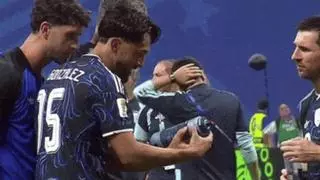 La sorprendente reacción de Messi al encontrar la 'chuleta' de Pickford... ¡Para la tanda de penaltis!