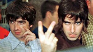 GRUPOS MUSICA , GM  OASIS  NOEL GALLAGHER , LIAM GALLAGHER _ PUBLICADA CUADERNO DEL DOMINGO 07/08/2011 P 11PUBLICADA MASICULT 13/02/2009 P 17 _ MEDIO , PLANO