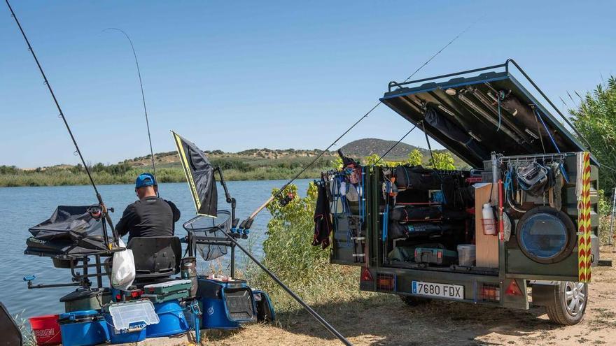 Cañas al Guadiana en busca de la mejor captura en el histórico concurso de pesca de Mérida