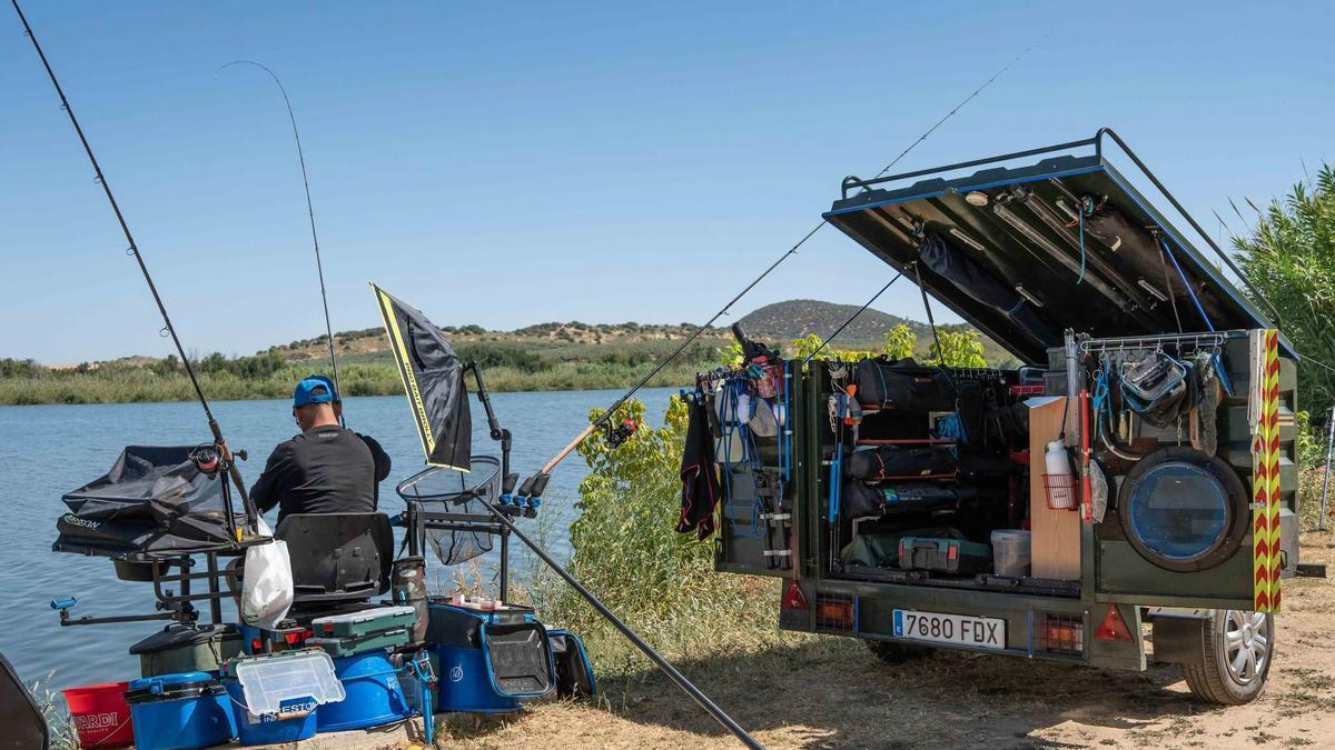 Aficionados durante el concurso de pesca celebrado en la capital extremeña.