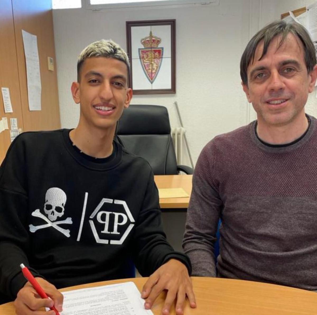 Ismael Fadel, firmando con el Real Zaragoza