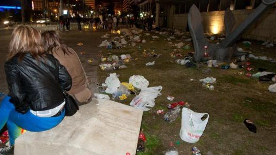 Una imagen del césped que se encuentra entre el Hotel Melià y la Zona Volvo después de que pasara por allí el botellón