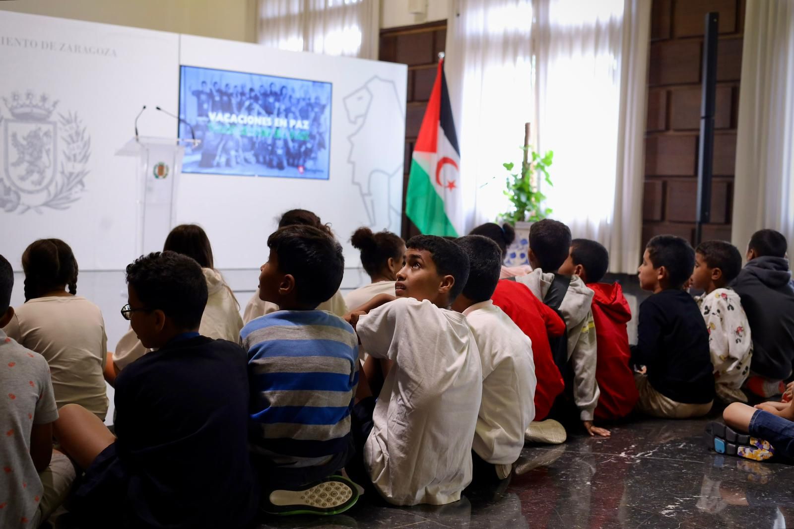 EN IMÁGENES | La visita de los niños saharauis al Ayuntamiento de Zaragoza