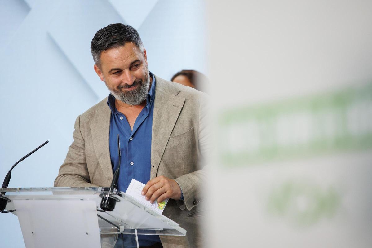 El presidente de VOX, Santiago Abascal, comparece en la sede de VOX.