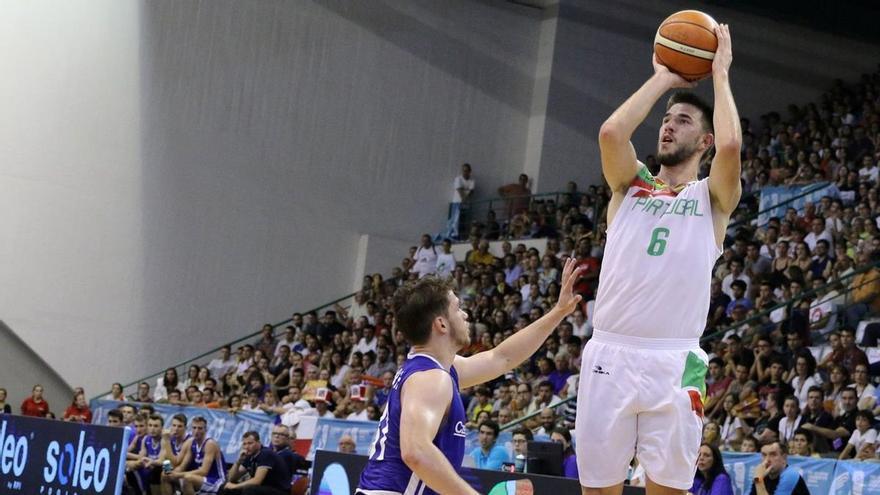 Francisco Amarante se dispone a lanzar en un partido con la selección de Portugal. | FIBA