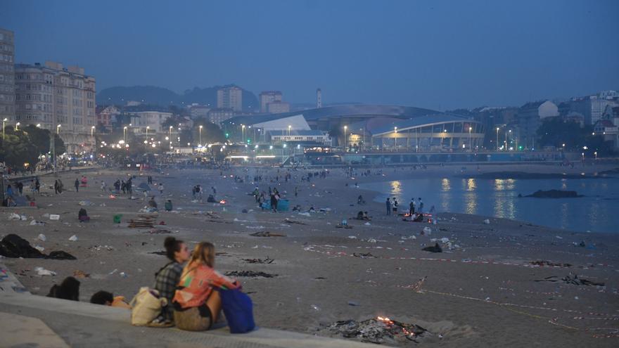 El fuego del San Juan de A Coruña se apaga sin incidencias reseñables