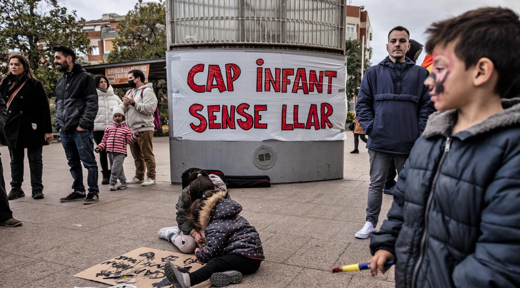 Familias de Santa Coloma se concentran frente al Ayuntamiento para reclamar una vivienda &quot;digna&quot; para una familia vulnerable de la escuela.