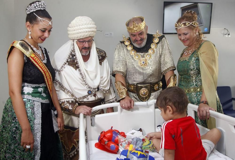 Los festeros de Moros y Cristianos visitan el Hospital Materno Infantil de la Arrixaca