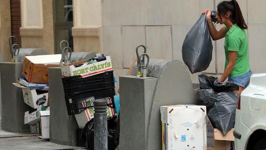 Agentes de paisano de la Policía Local vigilarán que no se tire la basura fuera de los contenedores.