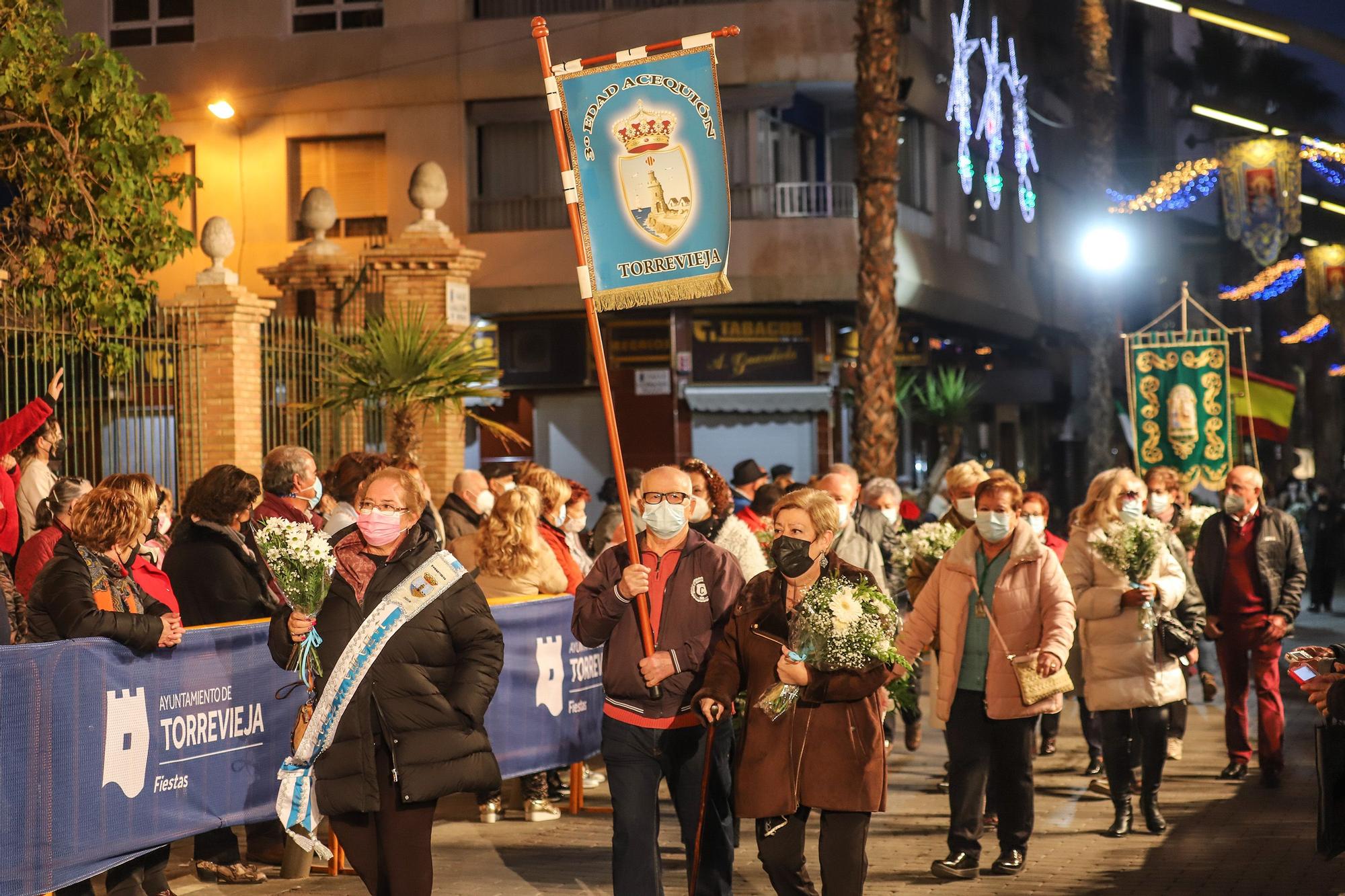 Torrevieja rinde homenaje a su patrona con una ofrenda floral