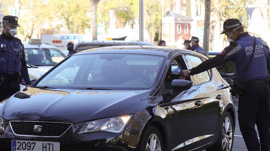 Agentes de la Policía Local realizan un control en la madrileña Plaza Castilla