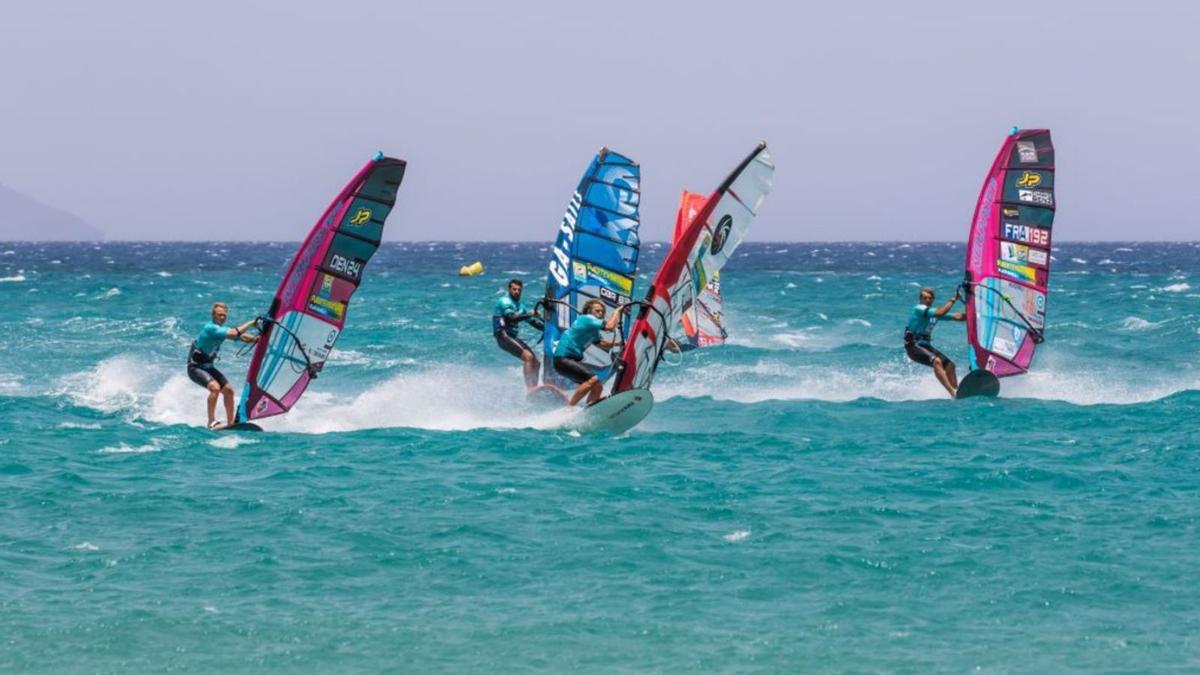 Imagen de una de las ediciones del Campeonato del Mundo de Windsurf celebrado en la playa de Sotavento | | LP/DLP