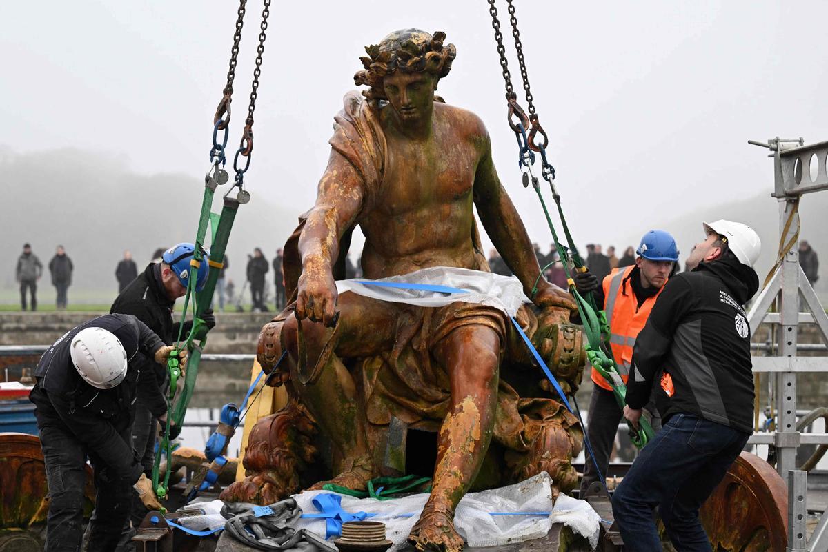 La escultura de Apolo en su Carro tras la restauración vuelve al castillo de Versalles, en las afueras de París