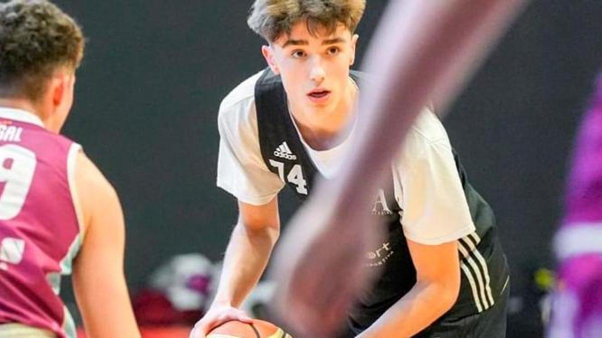 Matija Lukic, con el balón, durante un encuentro