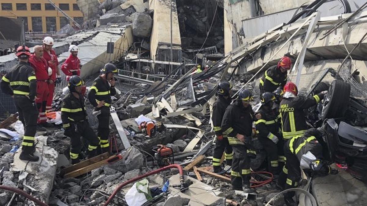 Operarios trabajando en el rescate de víctimas y supervivientes.