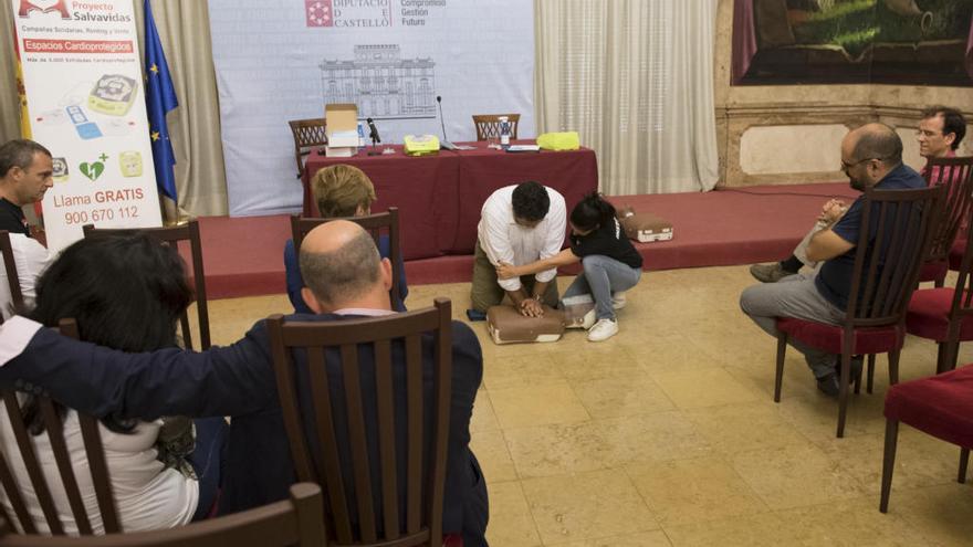 El presidente de la diputación, Javier Moliner, en una demostración de RCP básica.