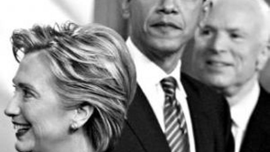 Clinton opta por el ataque y arremete contra Obama