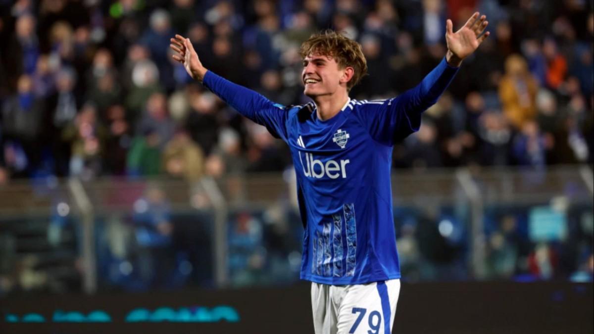 Nico Paz celebra un gol con la camiseta del Como 1907