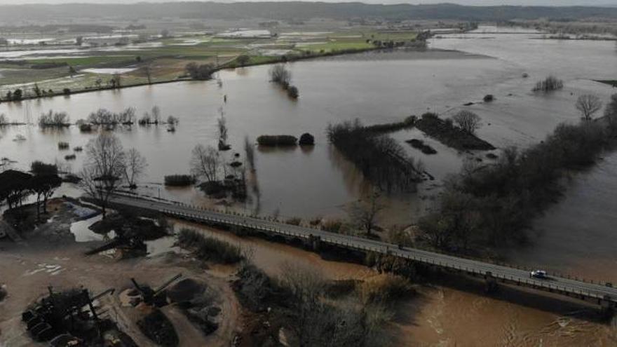 La zona del pont de Verges inundada pel desbordament del Ter