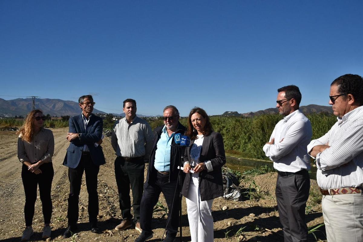La delegada de la Junta, Patricia Navarro, ha visitado las obras del cauce del Gaudalhorce en Alhaurín de la Torre.