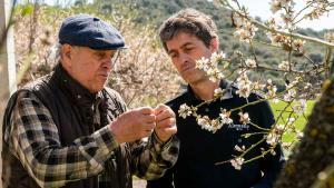 Dos generacions de Alemany, conservando la elaboración tradicional de la miel y el turrón.