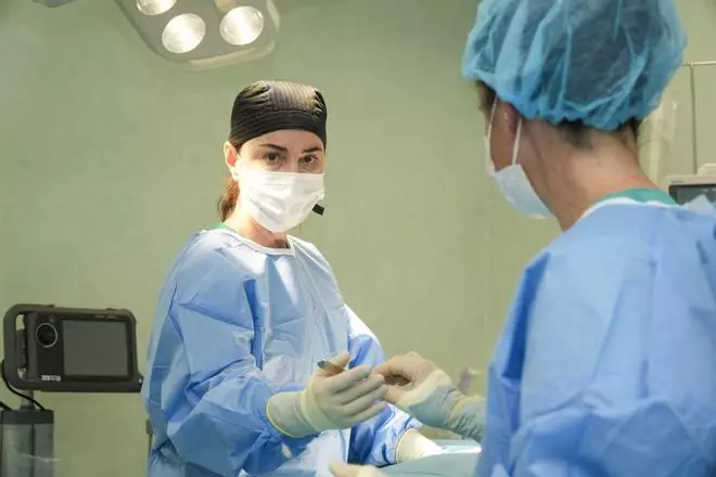 Julia Rodríguez, cirujana del Hospital HM Modelo de A Coruña: "El alcohol, sobre todo en mujeres jóvenes, aumenta el riesgo de cáncer de mama"