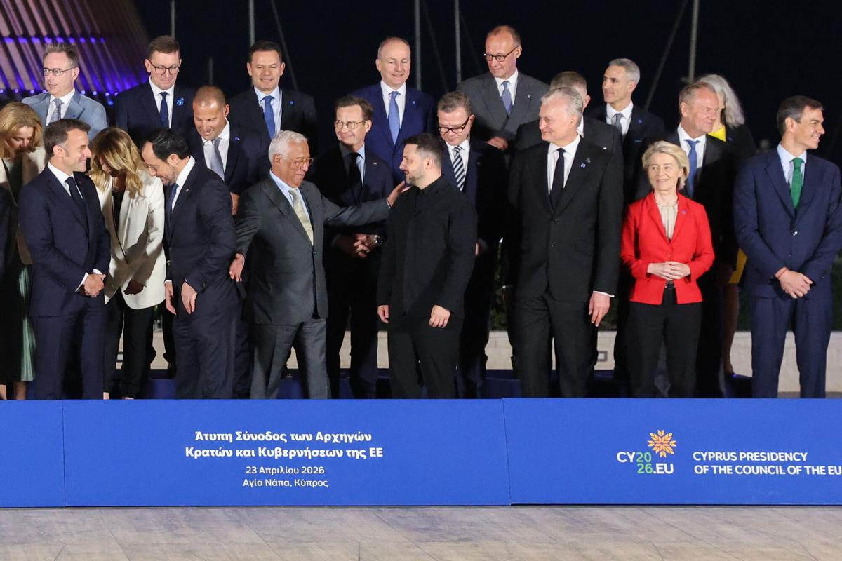 El president del Consell Europeu, António Costa, reacciona junt amb el president d’Ucraïna, Volodímir Zelenski, i altres líders de la UE durant una foto de grup en la reunió informal de caps d’Estat o de Govern de la UE a Ayia Napa, Xipre, el 23 d’abril del 2026.