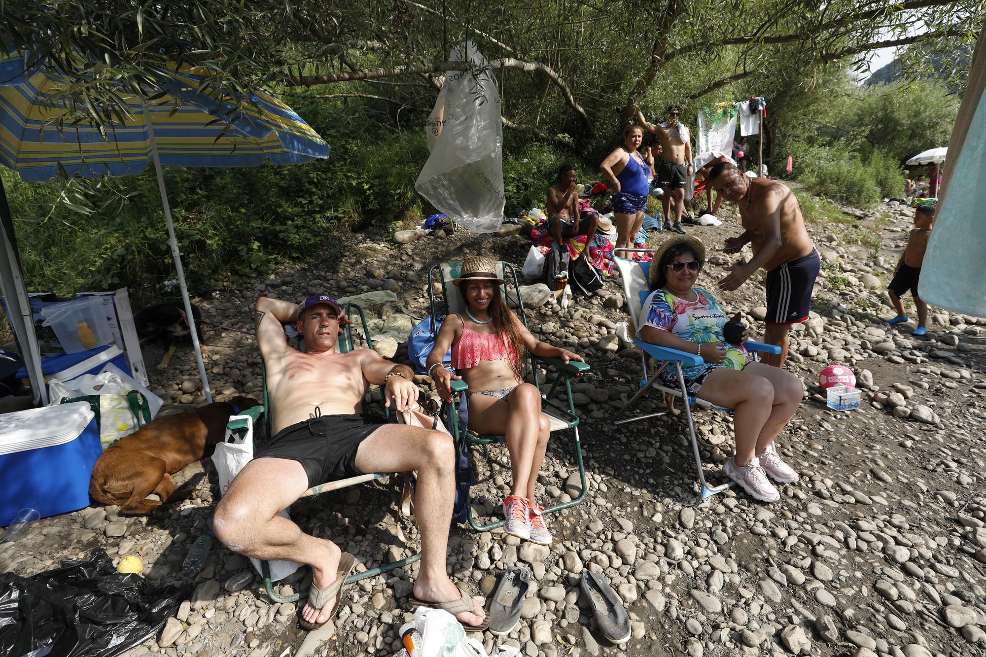 Oviedo se refresca de la ola de calor en Las Caldas