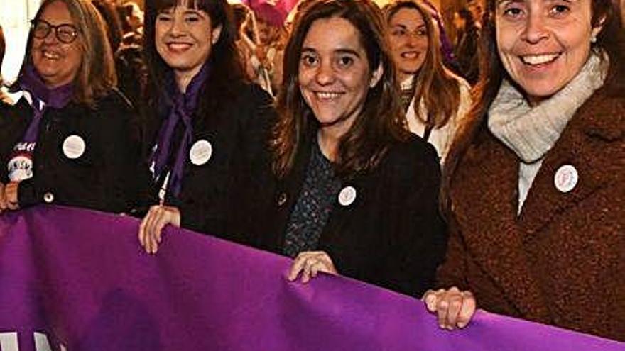Eva Martínez Acón e Inés Rey, en el centro, en la manifestación de ayer.