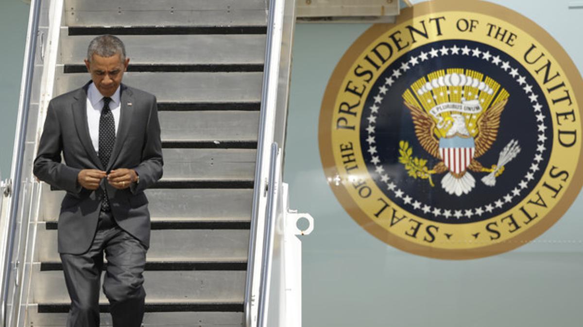 Barack Obama baja la escalera del Air Force One, el miércoles en Dallas.