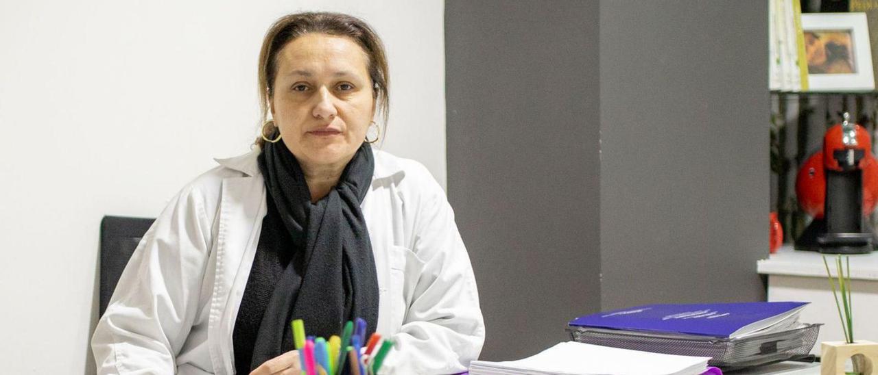 La nutricionista estradense Dolores Iglesias en su consulta. |   //BERNABÉ