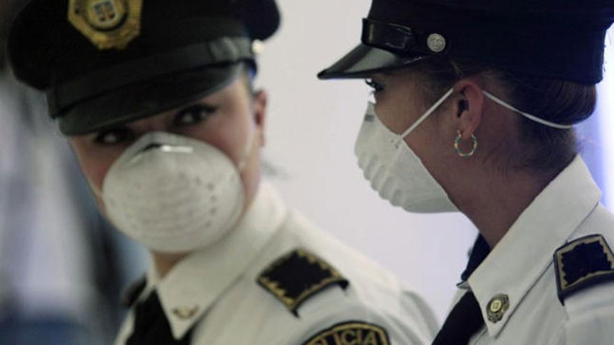 Dos policías mexicanas se protegen de la gripe A con mascaras