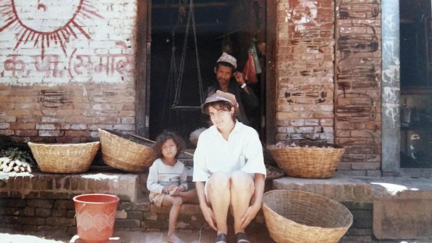 La oncóloga viguesa Chiqui Curiel, con una niña en Calcuta en el verano de 1991.