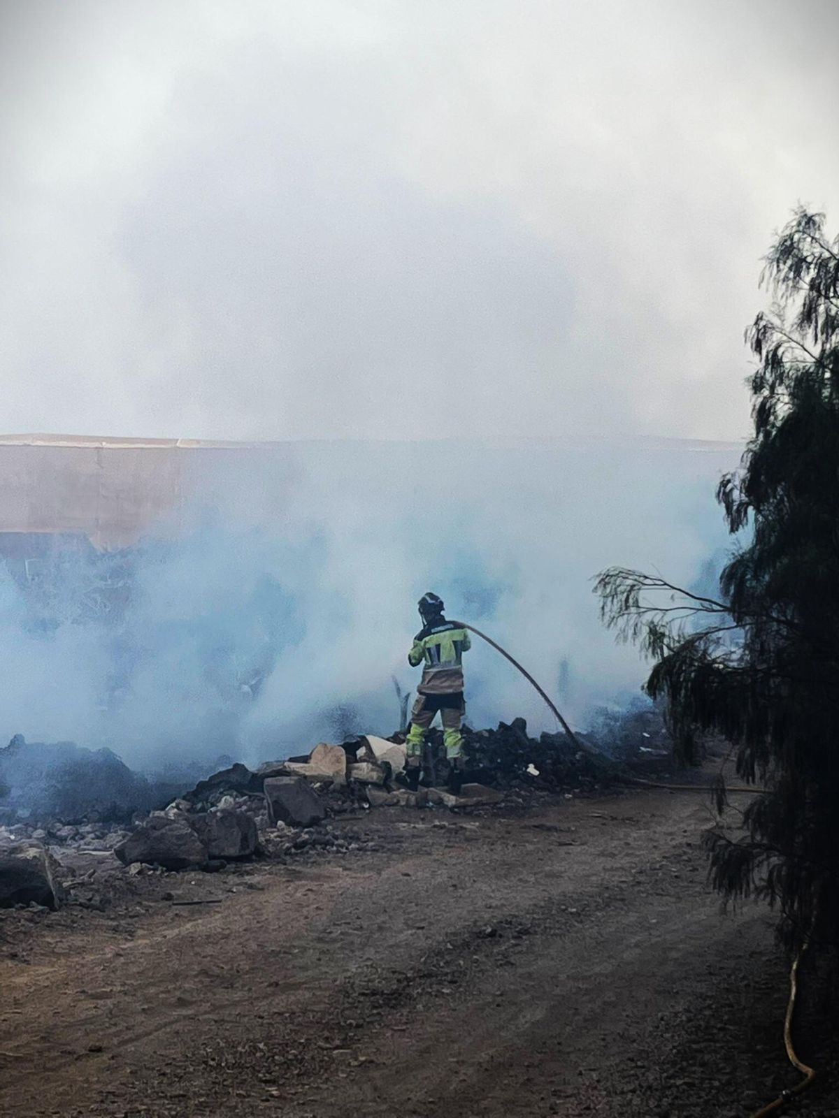 Intervención de bomberos en una quema de rastrojos.