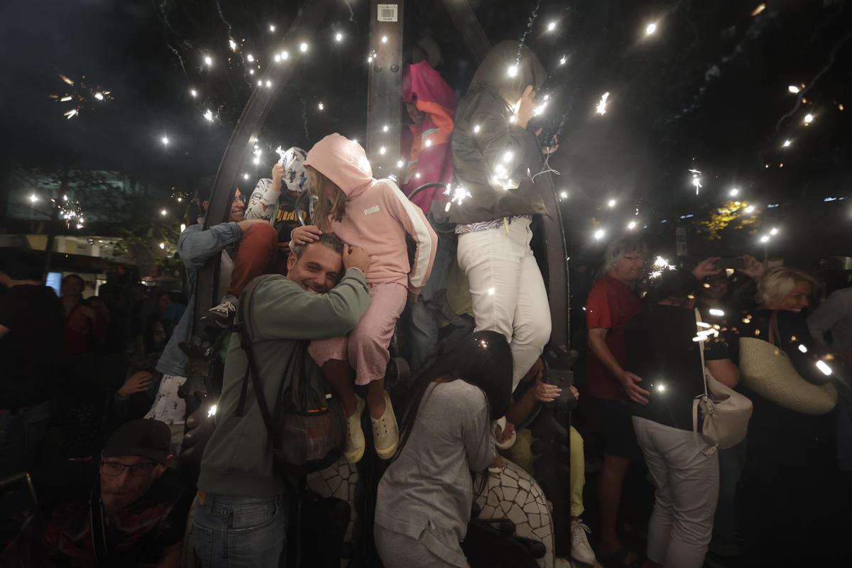 Los diables incendian el Passeig de Gràcia durante el correfoc de la Mercè.