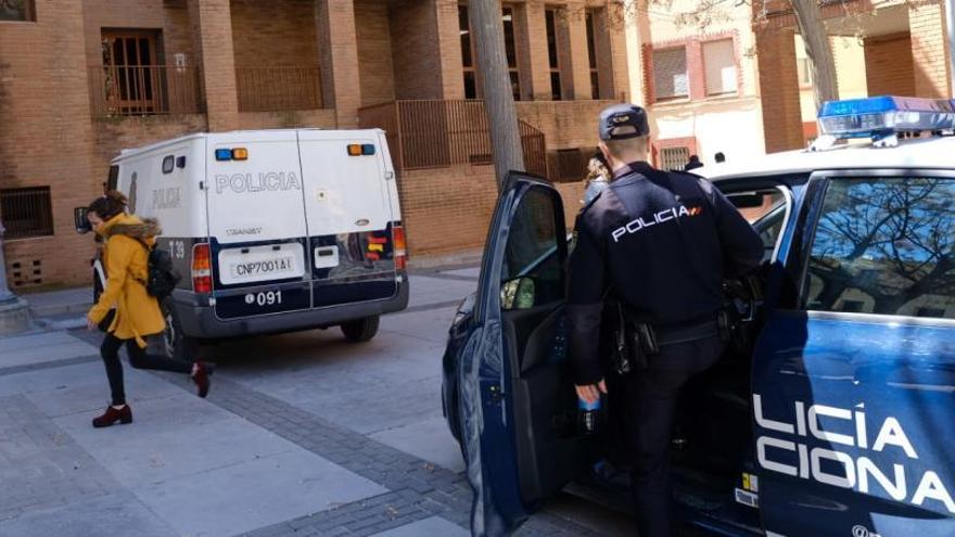 El momento en el que el detenido llegaba al Palacio de Justicia de Elda por la puerta de atrás