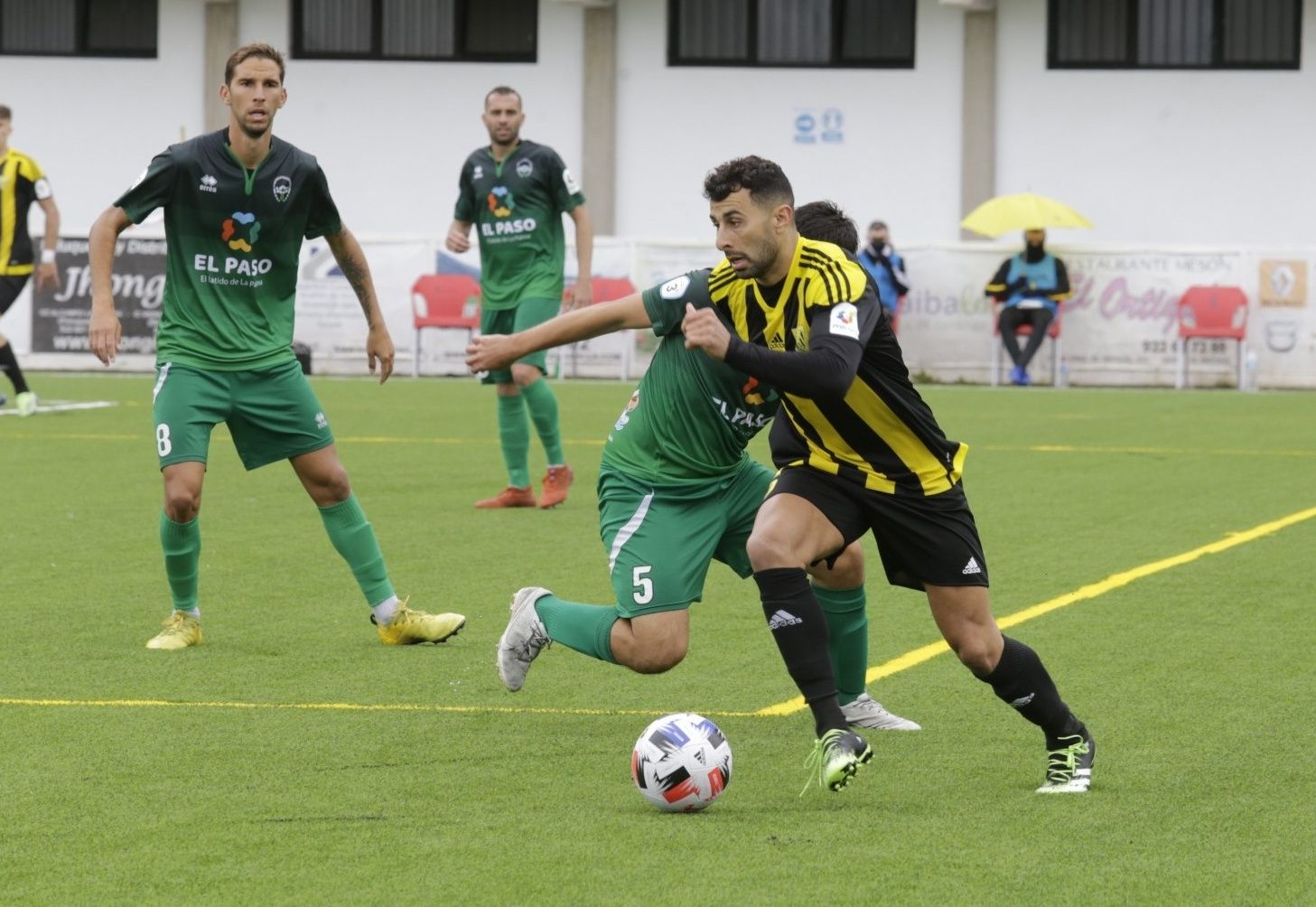 Partido de fútbol entre el Tacoronte y el Atlético Paso