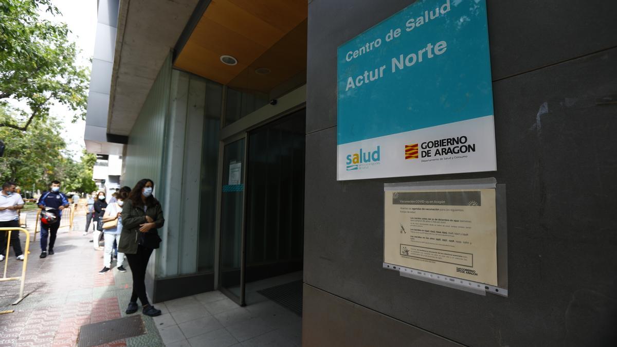 Varias personas esperan, ayer, a las puertas del centro de salud Actur Norte. Algunas de ella para vacunarse contra el covid.