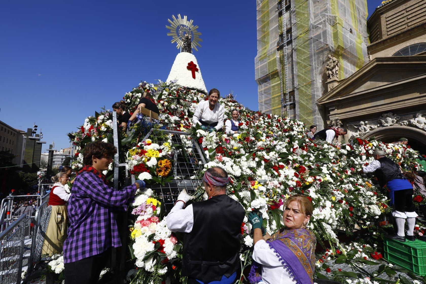 En imágenes | Zaragoza vive su día grande con la Ofrenda de Flores a la Virgen del Pilar