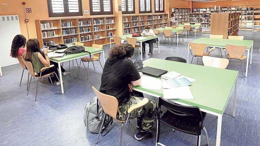 Jóvenes estudiando en una biblioteca de Palma.