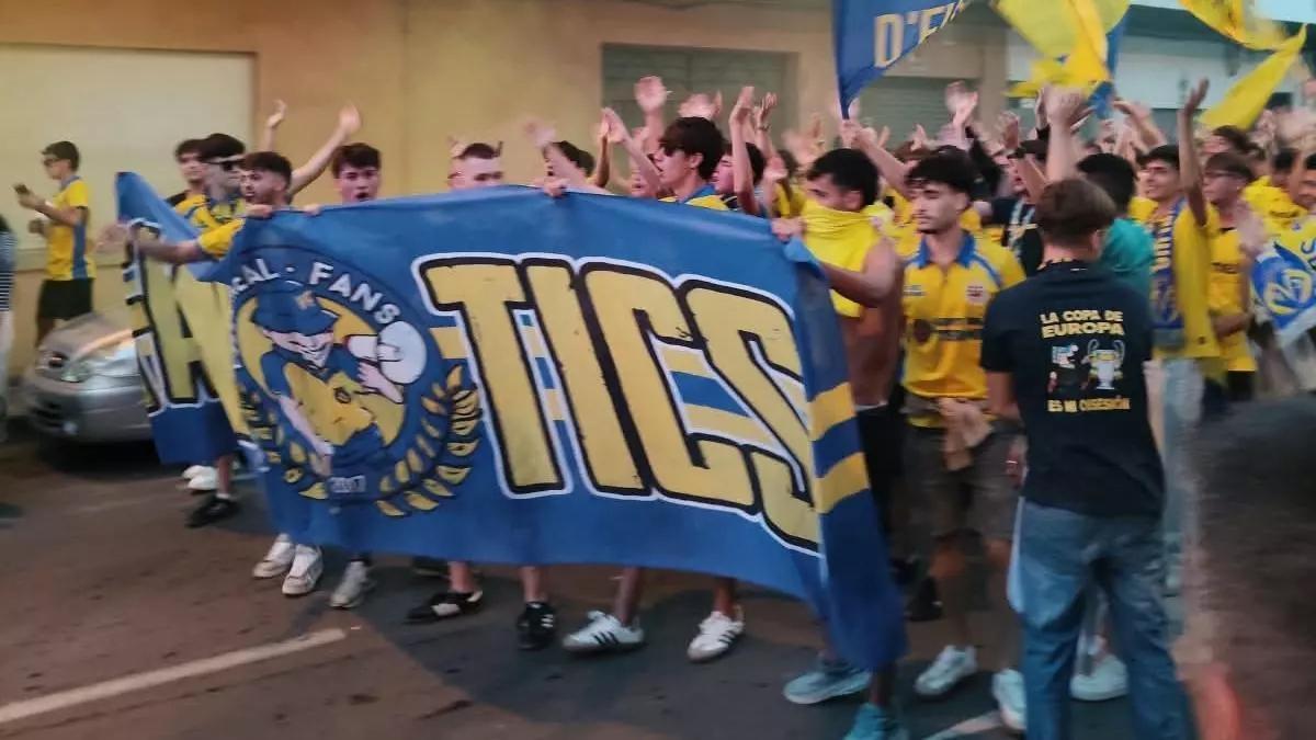 Recibimiento de la afición del Villarreal antes del partido contra el Nápoles.