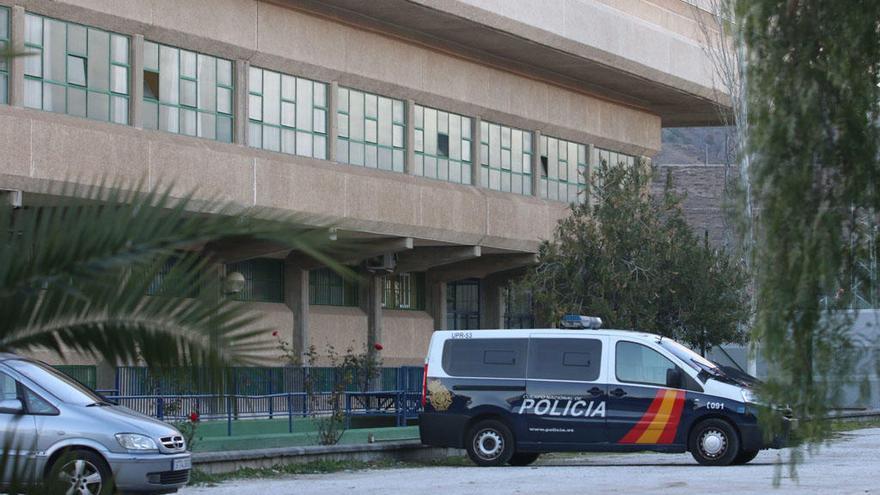 Furgón policial en el pabellón de Ciudad Jardín la semana pasada.