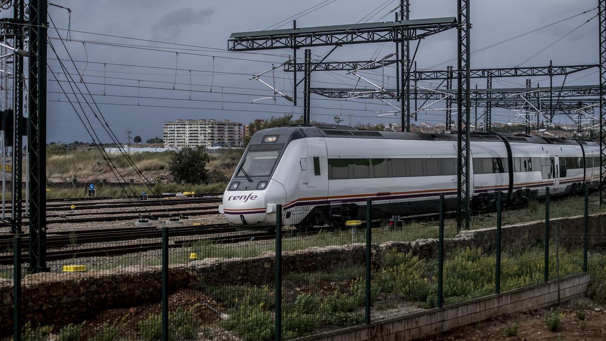 El tren Alvia que ahora funciona con tracción diesel, a su paso por la ciudad de Cáceres antes de llegar a la estación.