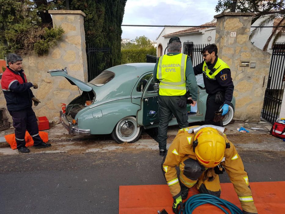 Un conductor queda atrapado al estrellar su coche de época contra un muro en Xàbia