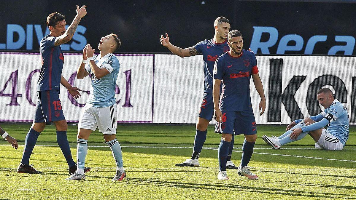 Emre Mor se lamenta tras fallar una ocasión de gol durante el choque del pasado sábado entre el Celta y el Atlético en Balaídos.