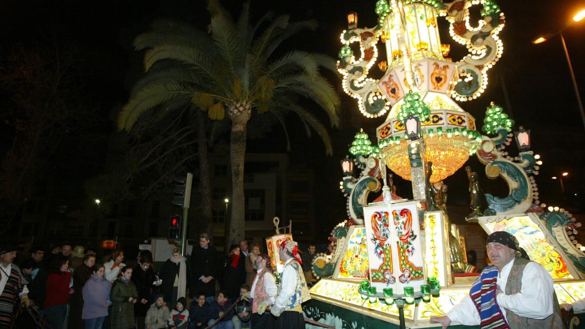 Imagen de una gaiata en el desfile de las fiestas de la Magdalena.