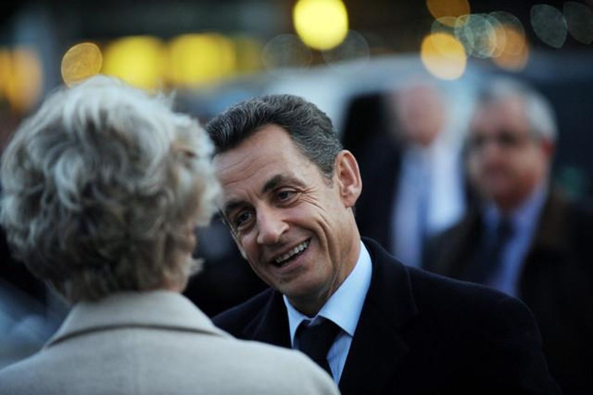 Sarkozy saluda l’alcaldessa de Frankfurt, Petra Roth, a l’arribar a la ciutat alemanya. Sarkozy saluda l’alcaldessa de Frankfurt, Petra Roth, a l’arribar a la ciutat alemanya.