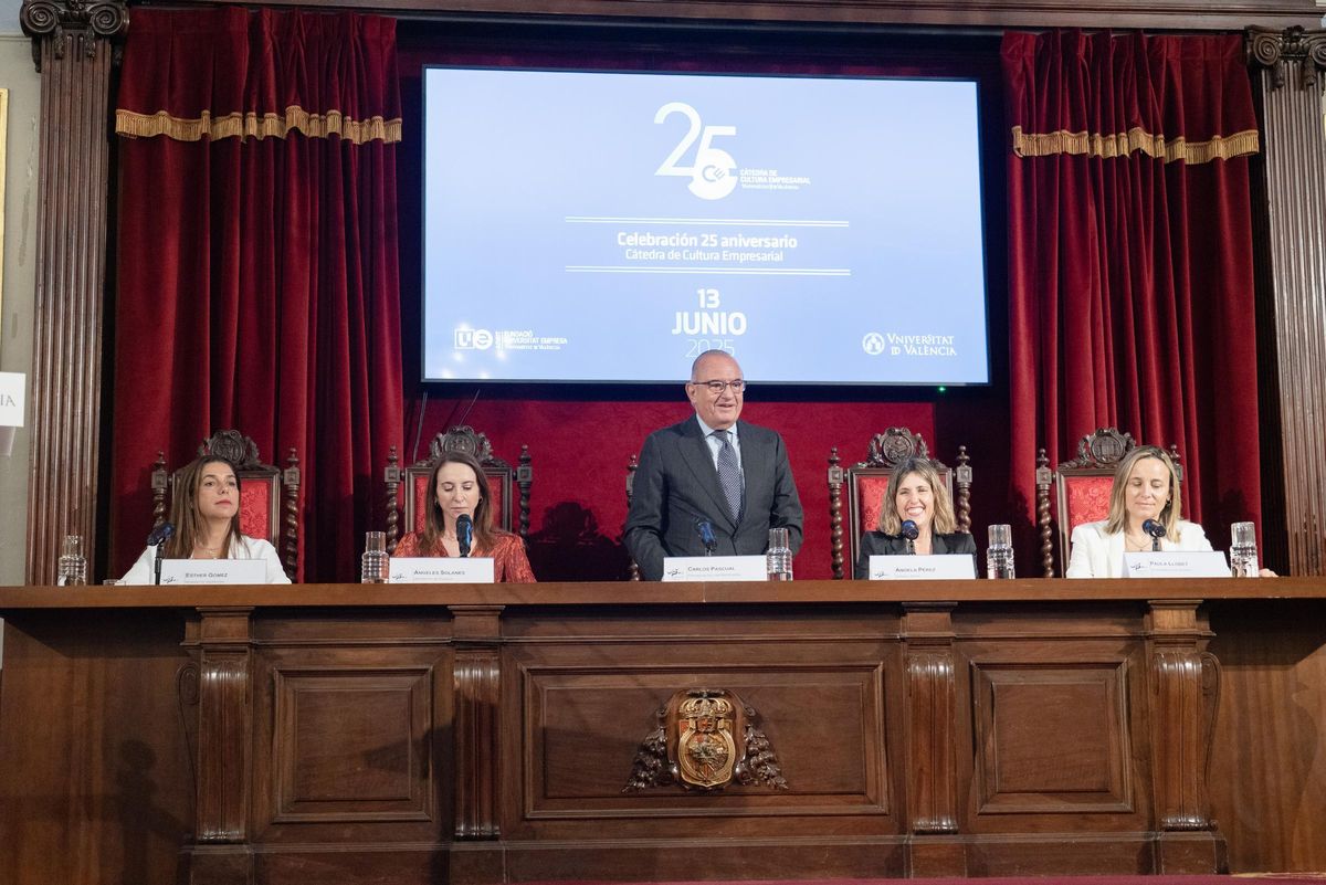 De izquierda a derecha son: Esther Gómez, Ángeles Solanes, Carlos Pascual, Ángela Pérez y Paula Llobet.